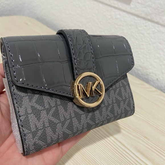 Michael Kors Carmen Wallet - Picture 1 of 6